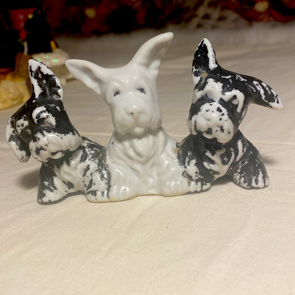 Vintage porcelain three terrier dogs & are trends of 1950s and 60sin Japan - Picture 2 of 7